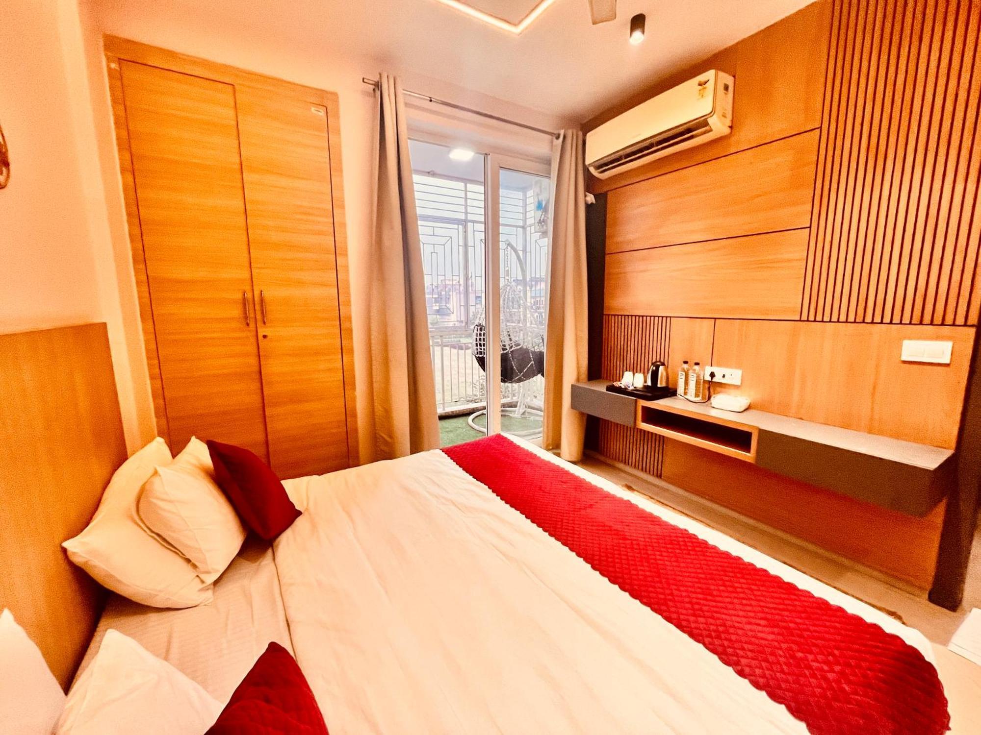 Pearl Grand Boutique Cottage In Omaxe Anandam Vrindavan - #Premium Ac Rooms With Balcony #Big Parking #Lift #Garden #Peaceful Area #Near Prem Mandir #Property Of The Year #Most Awarded Экстерьер фото