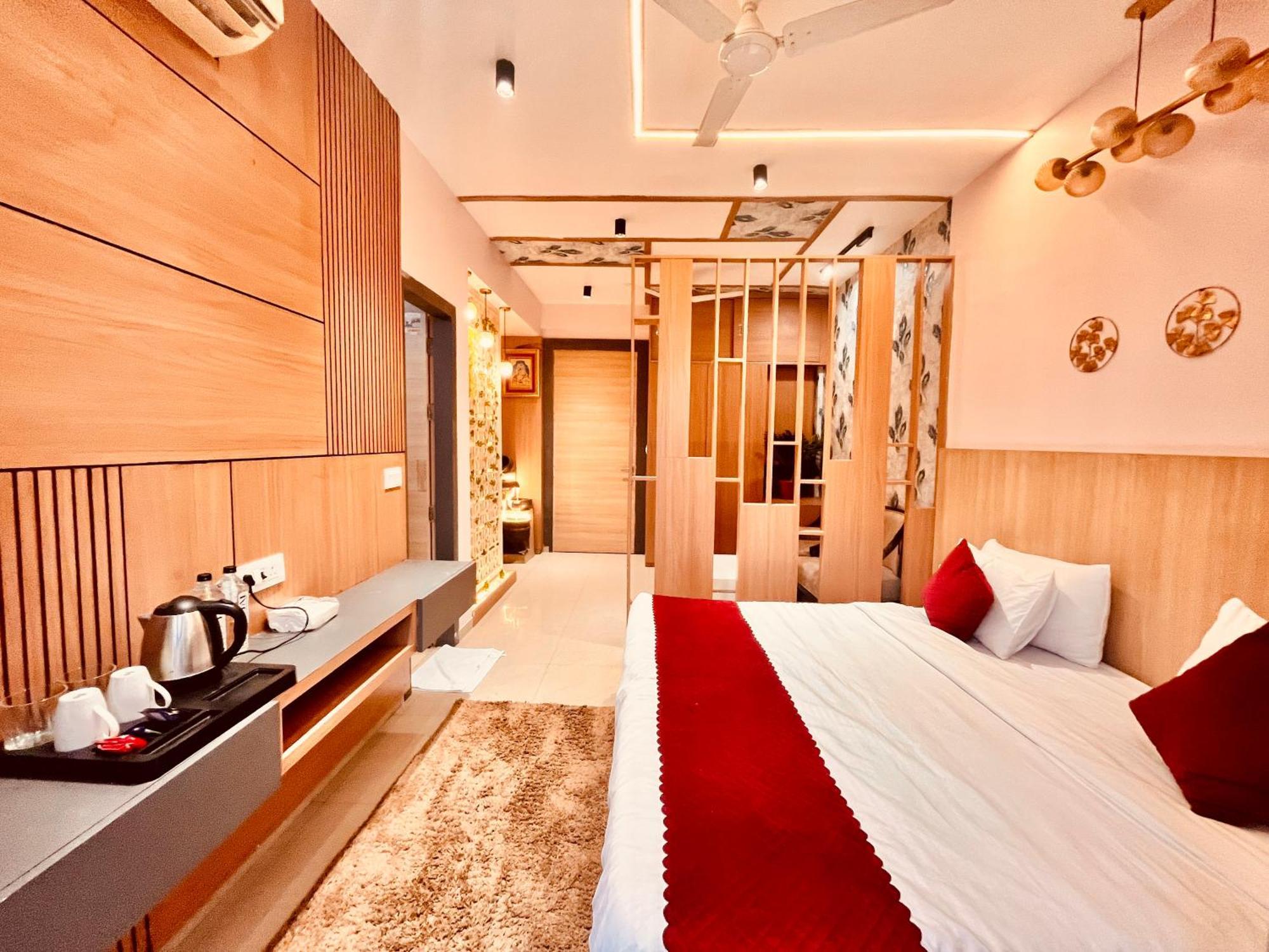 Pearl Grand Boutique Cottage In Omaxe Anandam Vrindavan - #Premium Ac Rooms With Balcony #Big Parking #Lift #Garden #Peaceful Area #Near Prem Mandir #Property Of The Year #Most Awarded Экстерьер фото