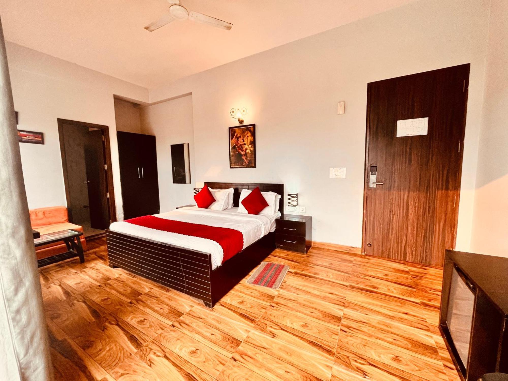 Pearl Grand Boutique Cottage In Omaxe Anandam Vrindavan - #Premium Ac Rooms With Balcony #Big Parking #Lift #Garden #Peaceful Area #Near Prem Mandir #Property Of The Year #Most Awarded Экстерьер фото