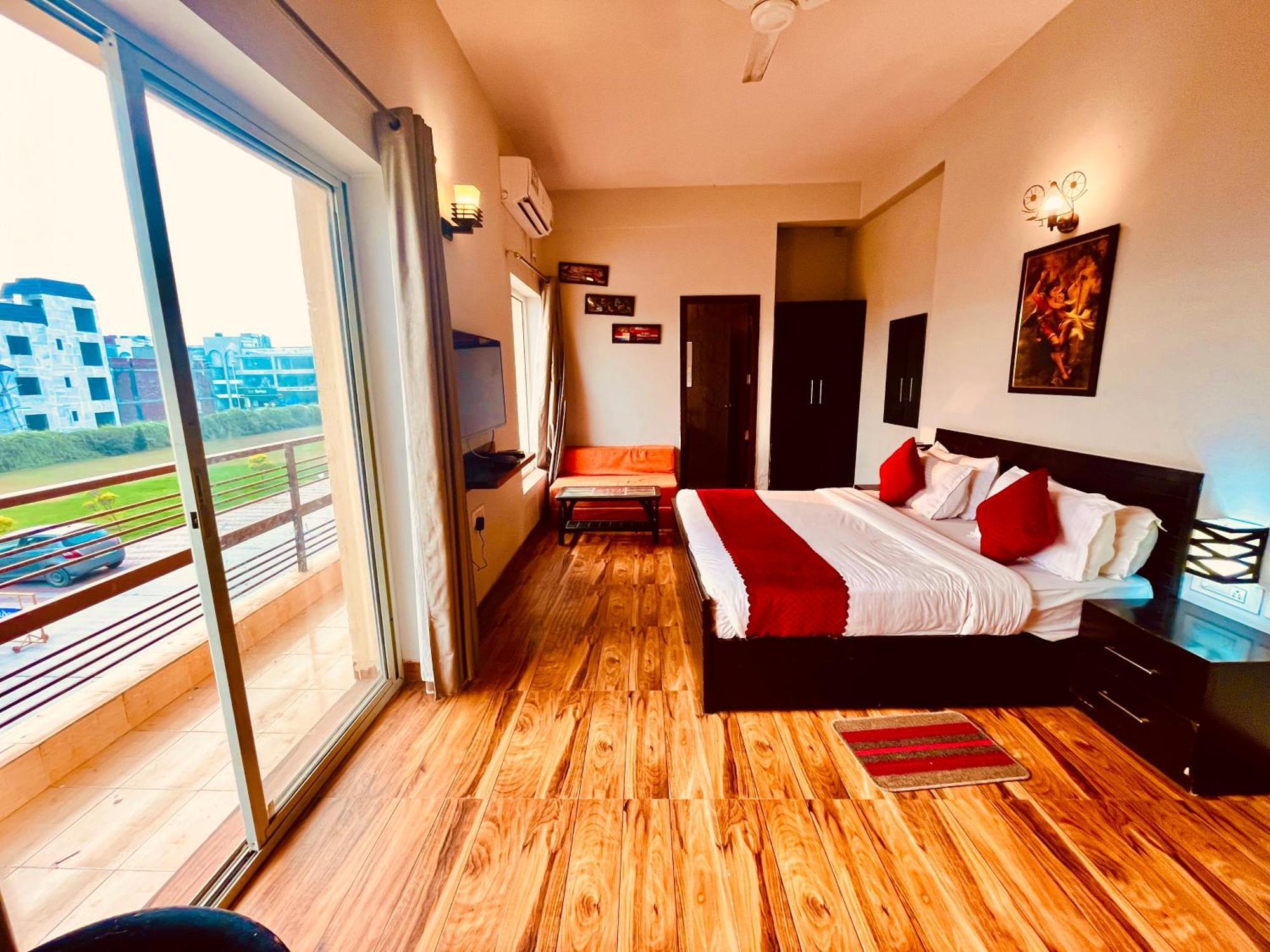 Pearl Grand Boutique Cottage In Omaxe Anandam Vrindavan - #Premium Ac Rooms With Balcony #Big Parking #Lift #Garden #Peaceful Area #Near Prem Mandir #Property Of The Year #Most Awarded Экстерьер фото