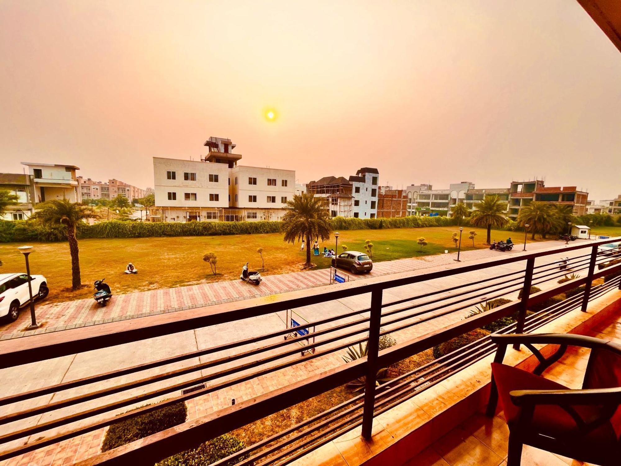 Pearl Grand Boutique Cottage In Omaxe Anandam Vrindavan - #Premium Ac Rooms With Balcony #Big Parking #Lift #Garden #Peaceful Area #Near Prem Mandir #Property Of The Year #Most Awarded Экстерьер фото