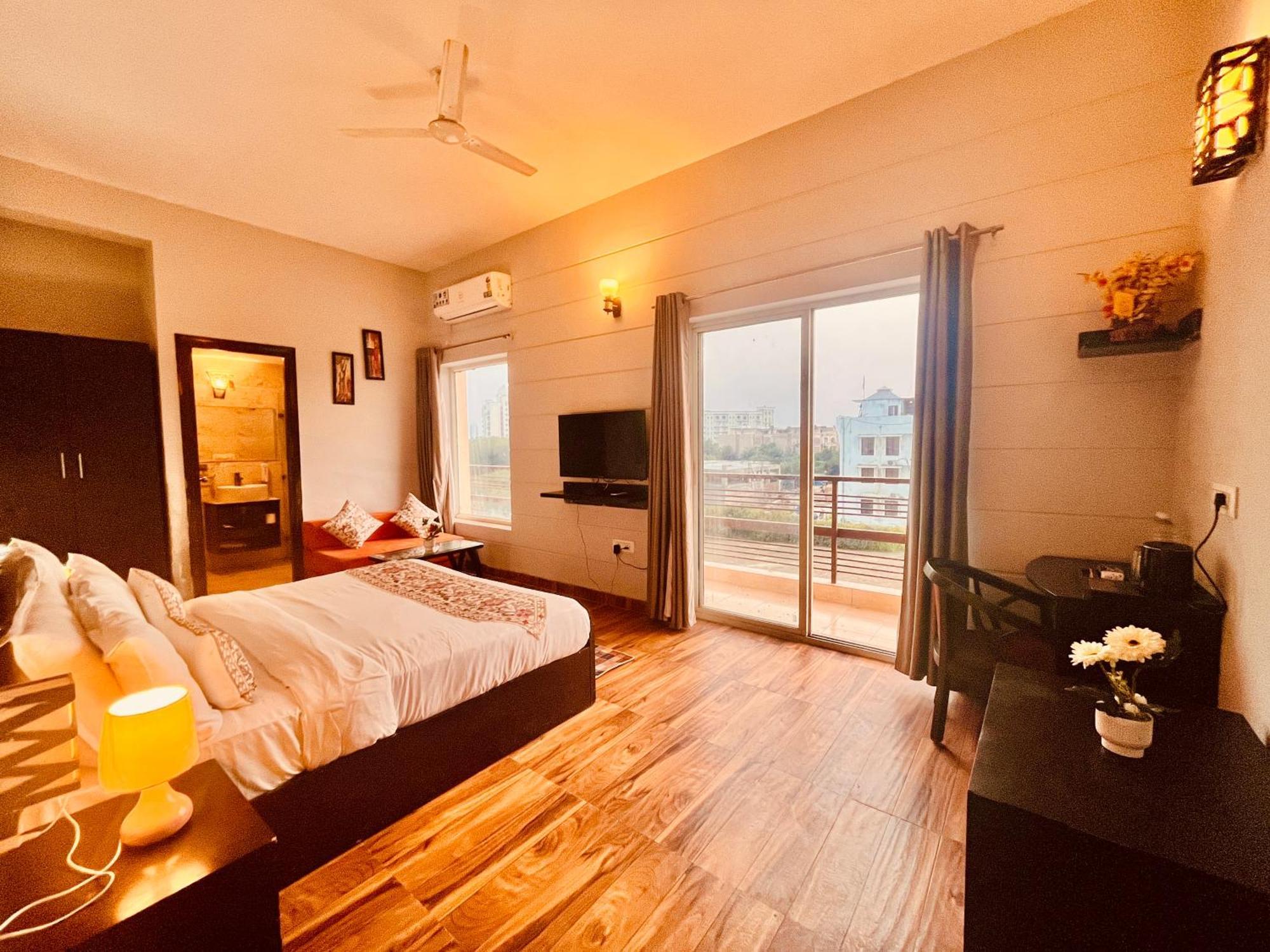 Pearl Grand Boutique Cottage In Omaxe Anandam Vrindavan - #Premium Ac Rooms With Balcony #Big Parking #Lift #Garden #Peaceful Area #Near Prem Mandir #Property Of The Year #Most Awarded Экстерьер фото